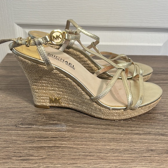 MICHAEL KORS WOMEN PALE GOLD KAMI T STRAPS WEDGE HERLS IN SIZE 8 M - Picture 2 of 8